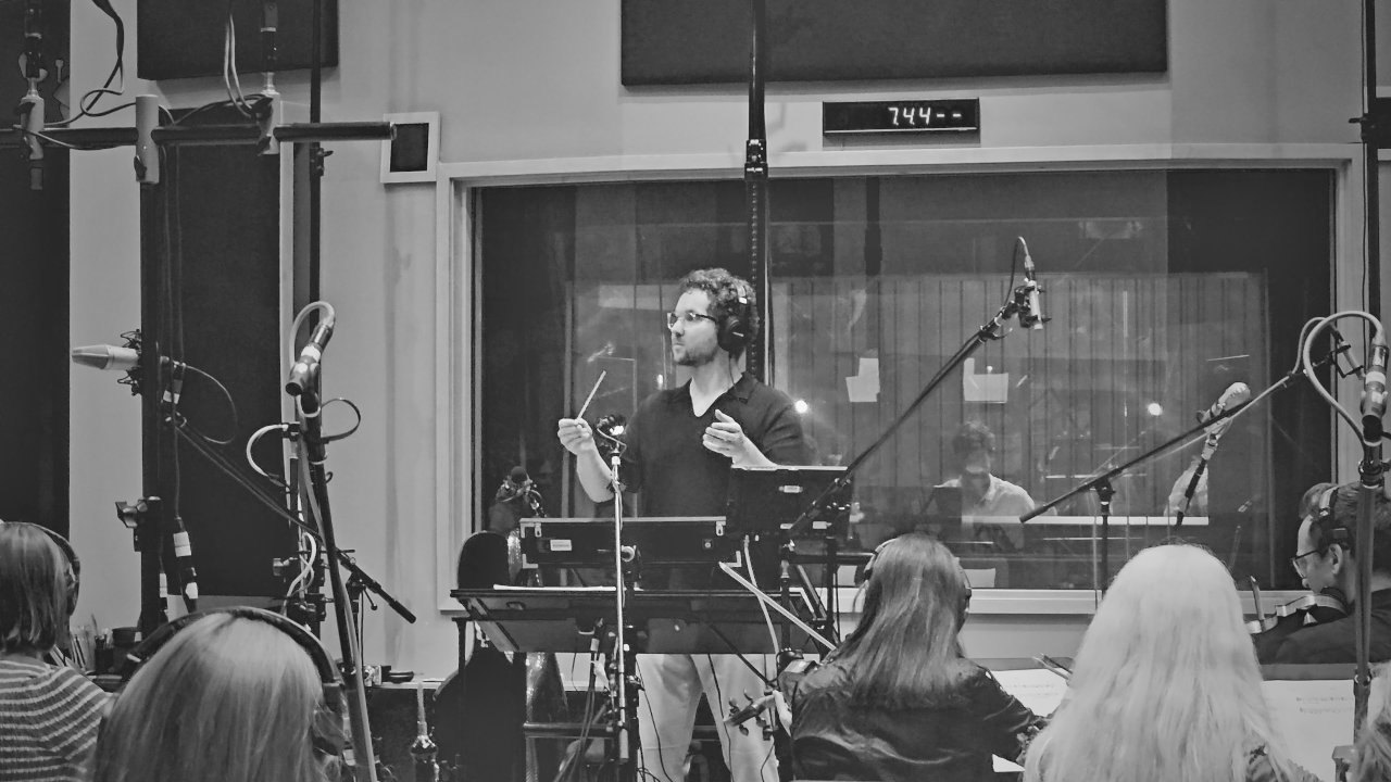 Maximilian Zinke conducting a live scoring session